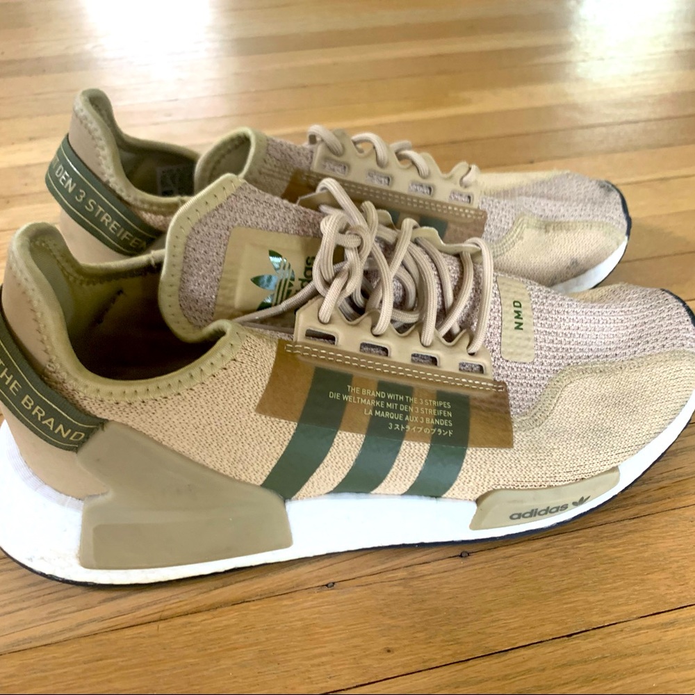 Adidas NMD R1 V2 Beige Tone Focus Olive 2021.